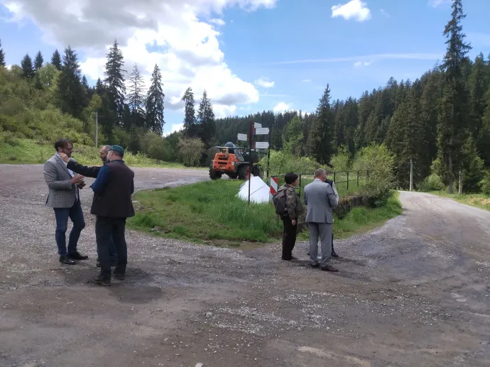Terepbejárás a sajtótájékoztató után az Ilona-völgye Rendezvényterem és a parkolónak szánt helyszín között, ahol a Hatos Villát újítják – Fotó: Tőkés Hunor / Transtelex