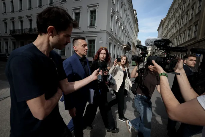Rogán Antal újságírók gyűrűjében – Fotó: Bődey János / Telex