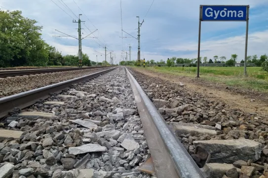600 vasúti betonaljat tarolt le a kisiklott vonat Gyomaendrődnél