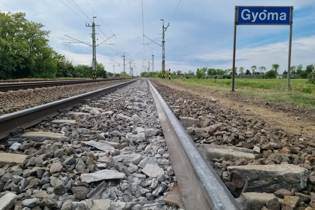 600 vasúti betonaljat tarolt le a kisiklott vonat Gyomaendrődnél