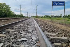 600 vasúti betonaljat tarolt le a kisiklott vonat Gyomaendrődnél