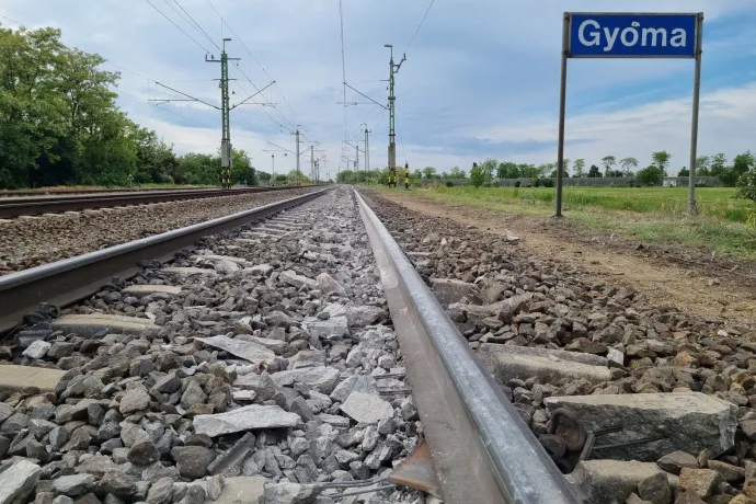 600 vasúti betonaljat tarolt le a kisiklott vonat Gyomaendrődnél