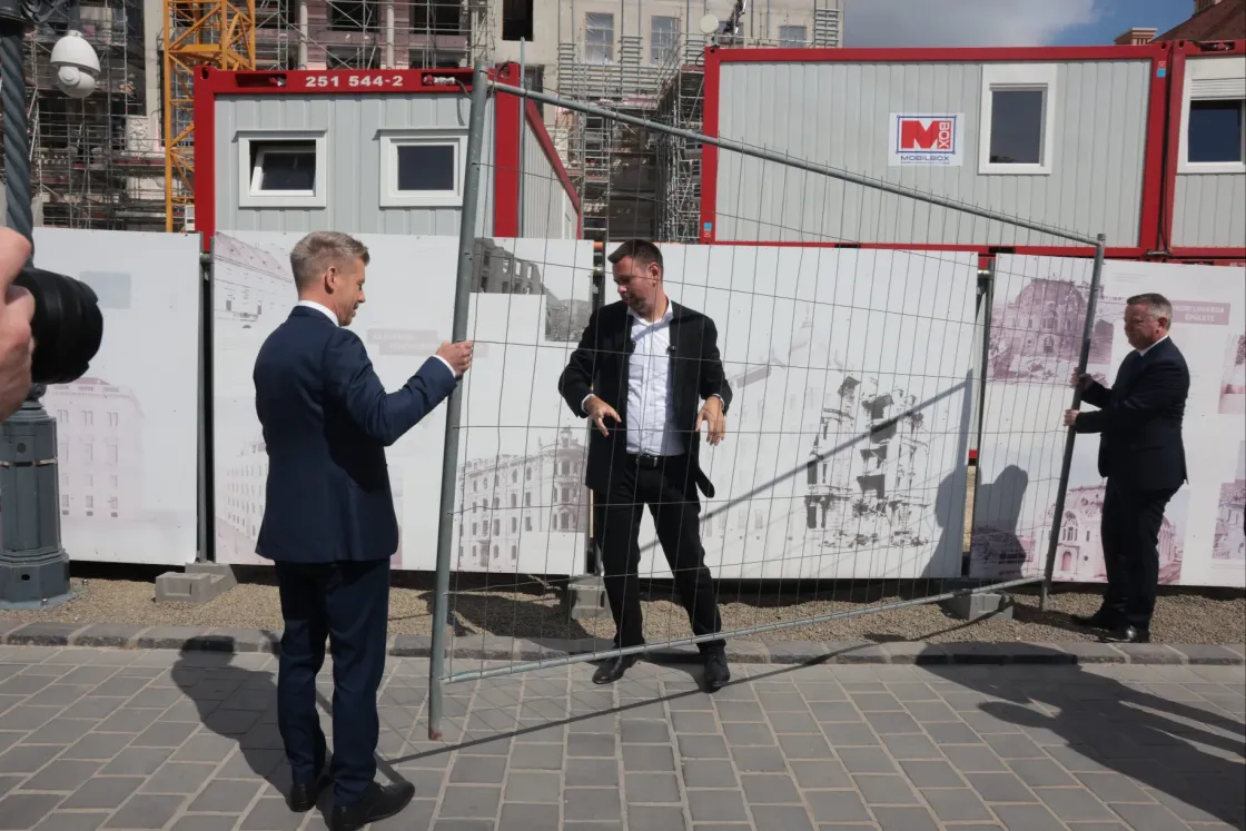 Magyar Péter pénteken elkezdte lebontani a Karmelita körül lévő kordont