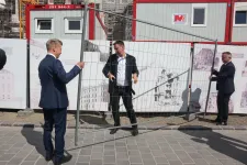 Magyar Péter pénteken elkezdte lebontani a Karmelita körül lévő kordont
