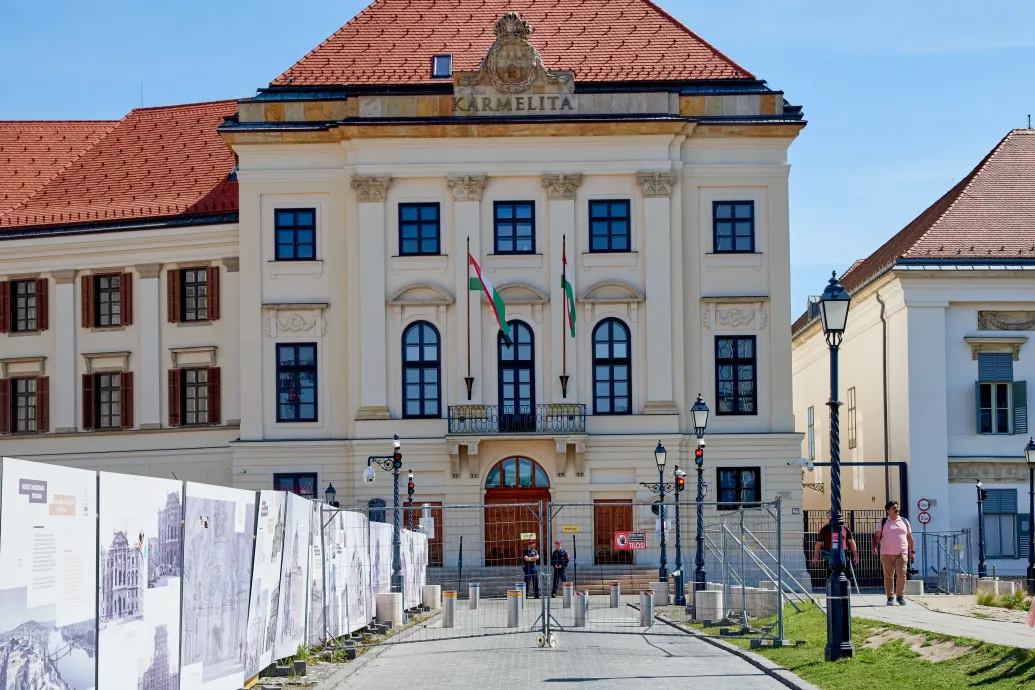 Magyar Péter bejelentette, hogy megnyitják a látogatók előtt a Karmelitát és Rogán volt minisztériumát