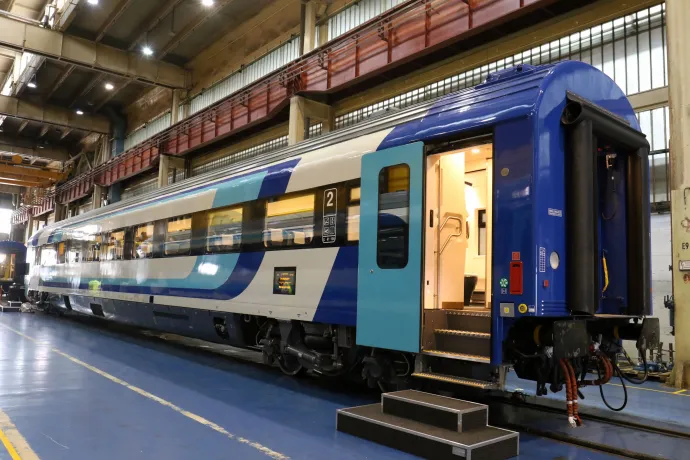 A MÁV-Start Zrt. első húsz új generációs InterCity-kocsijának egyike a szolnoki Vasúti Járműjavítási telephelyen 2019. július 30-án – Fotó: Mészáros János MTI / MTVA