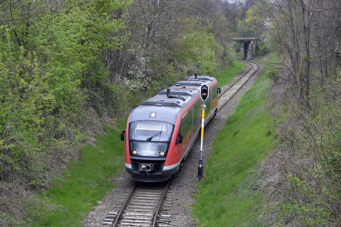 Ritka pillanat: Desiro motorvonat forgalomban – Fotó: Máthé Zoltán MTI / MTVA