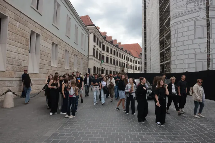 Magyar Péter bejelentette, hogy megnyitják a látogatók előtt a Karmelitát és Rogán volt minisztériumát