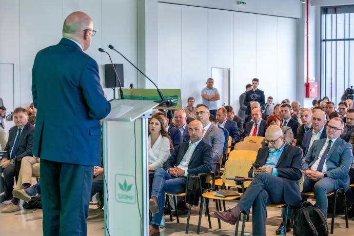 Markó Béla beszédét hallgatja Kelemen Hunor az első sorban – Fotó: Tamás Zsófia / Transtelex
