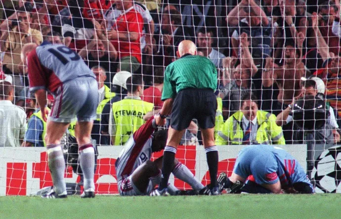 Collina felsegíti Kuffourt Solskjær gólja után – Fotó: Alexander Hassenstein / Bongarts / Getty Images