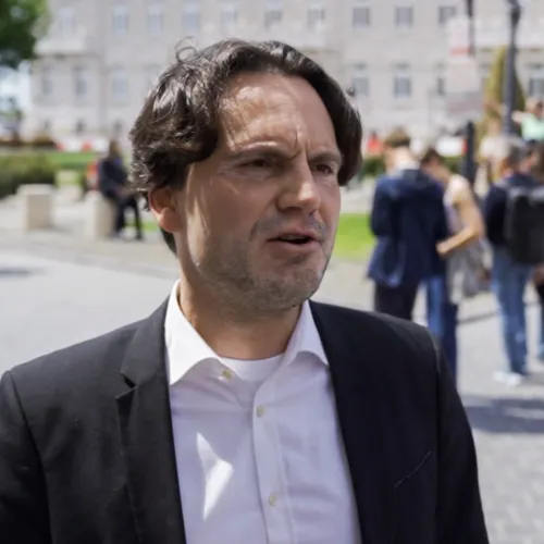 Fact-check: Tényleg nem érvényes Havasi Bertalan felmentése a Kabinetiroda átalakulása miatt?