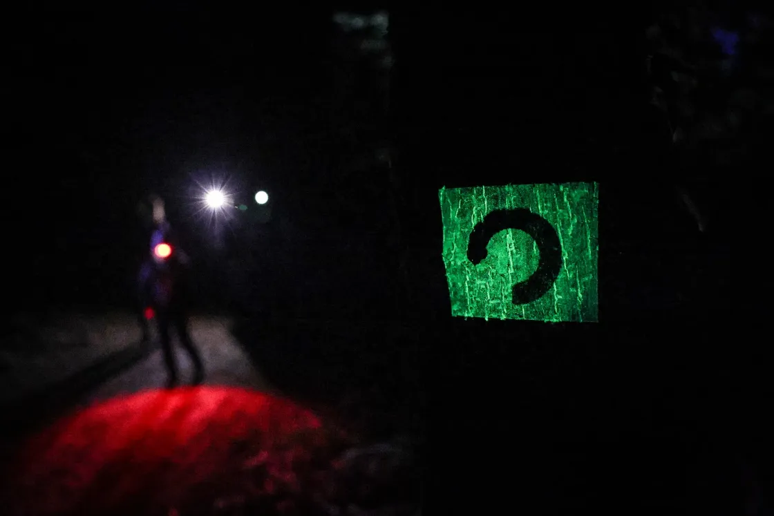 Foszforeszkáló jelek a sötétben: olyan szemérmesre sikerült a Hárs-hegyi fényes ösvény, hogy alig találtuk meg