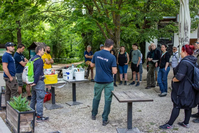 Jelzésfestés négy lépésben: gyorstalpaló, maszkolás, alapfestés, fújás – Fotó: Pál Máté / MTSZ