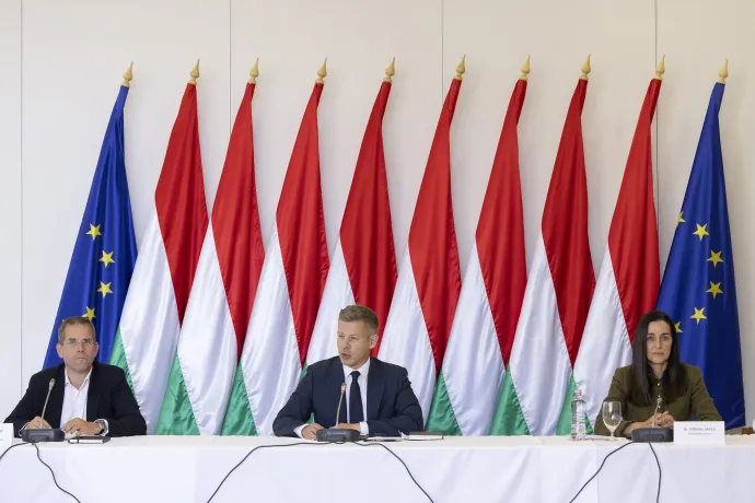 Ruff Bálint, a Miniszterelnökséget vezető miniszter, Magyar Péter miniszterelnök és Orbán Anita külügyminiszter a Tisza-kormány első, kihelyezett ülésén az Ópusztaszeri Nemzeti Történeti Emlékparkban 2026. május 13-án – Fotó: Hevesi-Szabó Lujza / Telex