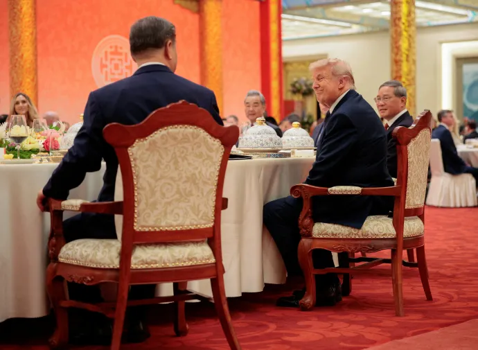 Hszi Csin-ping és Donald Trump a pekingi Nagy Népi Csarnokban adott díszvacsorán 2026. május 14-én – Fotó: Evan Vucci / Pool / Reuters