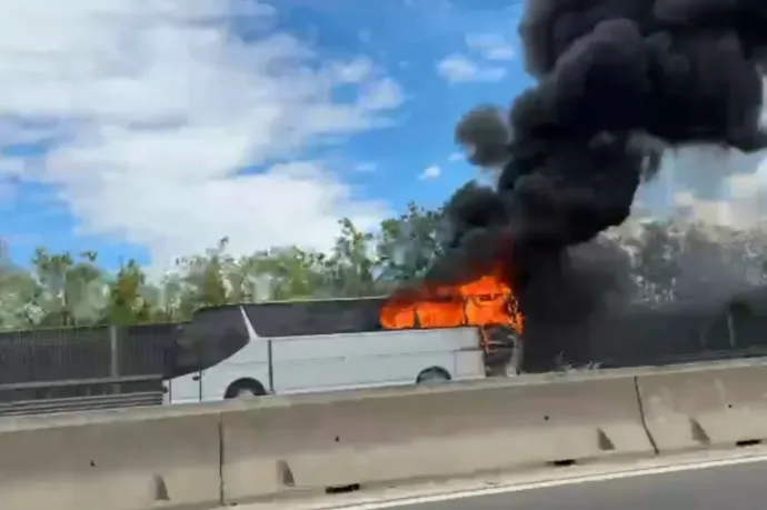 Hatalmas füsttel égett egy busz az M0-son Törökbálintnál, a szakaszt teljesen lezárták