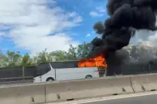 Hatalmas füsttel égett egy busz az M0-son Törökbálintnál, a szakaszt teljesen lezárták