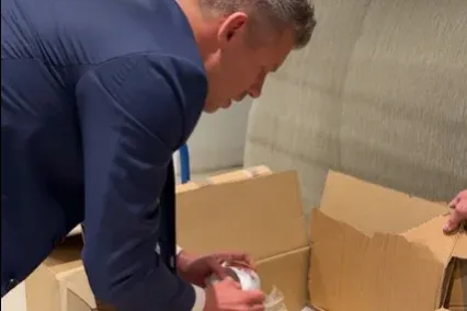 Herendi porcelánt küldtek Magyar Péternek, de szerinte ez nem az, amit Lázár Jánosék vittek el a minisztériumból
