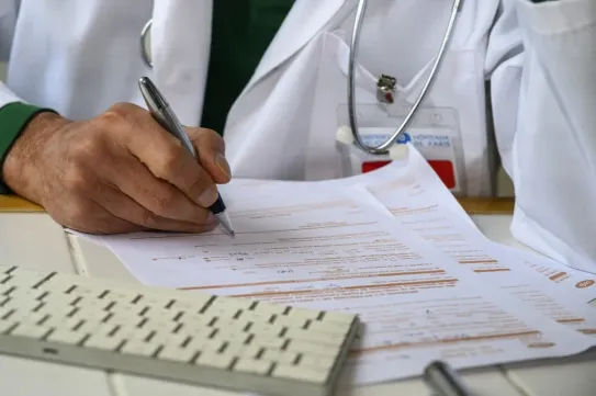 Meghatározták, milyen esetekben fizetik mégis a betegszabadság első napját