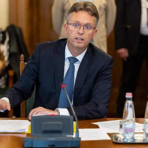 Hankó Balázs szerint a Tisza-kormány szabálytalanul bont szerződést a Krausz Ferenc-féle Élvonal Alapítvánnyal
