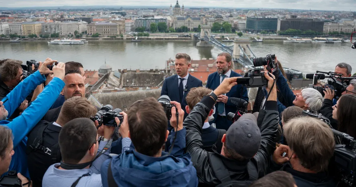 Magyar Péter bizarrnak tartja, hogy az újságírókat poloskázó Orbán aggódik a...