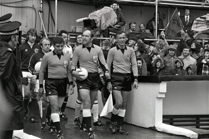 Müncz György, Palotai Károly és Tátrai László vezeti ki a pályára a skót és angol válogatottat a glasgow-i Hampden Parkban 1976. május 15-én – Fotó: Peter Robinson / Empics Sport / Getty Images