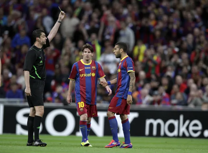 Kassai Viktor sárga lapot mutat fel Dani Alvesnek a Barcelona-Manchester United Bajnokok Ligája-döntőn 2011. május 28-án, Londonban – Fotó: Richard Sellers /Allstar / Getty Images