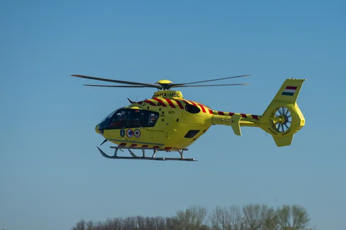 Mentőhelikopter vitte kórházba a grillezés közben súlyosan megégett kisfiút