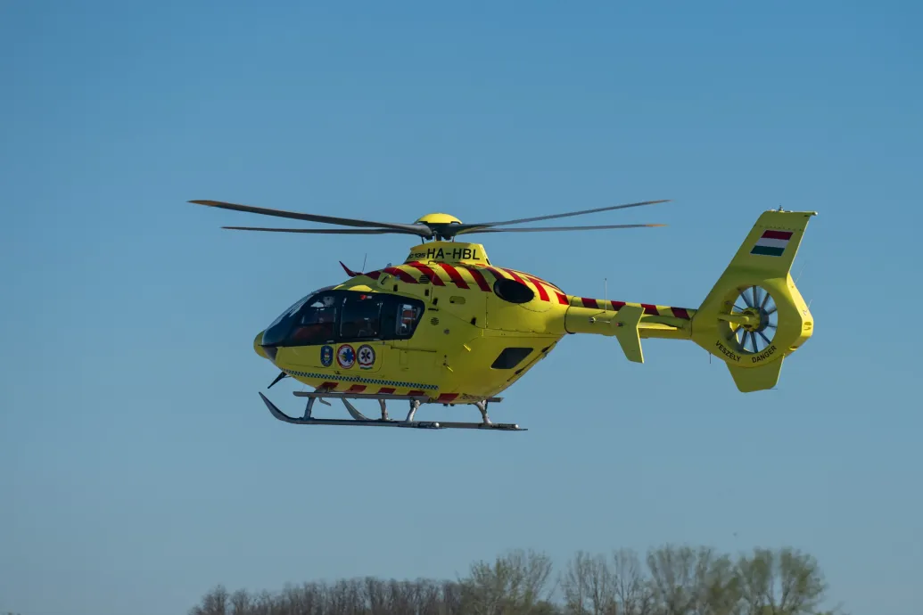 Mentőhelikopter vitte kórházba a grillezés közben súlyosan megégett kisfiút