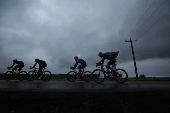 A mezőny szombaton is megküzdött az esővel és a széllel – Fotó: Karancsi-Albert Rudolf / Tour de Hongrie