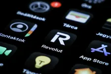 Napokon belül átrakhatják a Revolut-felhasználókat az új, magyar számláikra