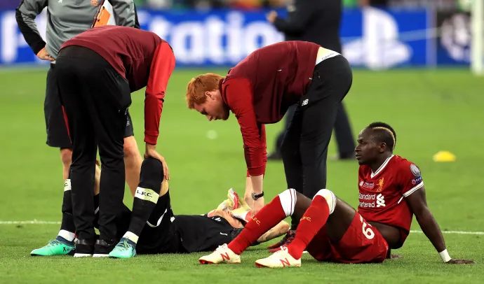 Bogdán Ádám vigasztalja Kariust a mérkőzés lefújása után – Fotó: Mike Egerton / PA Images / Getty Images