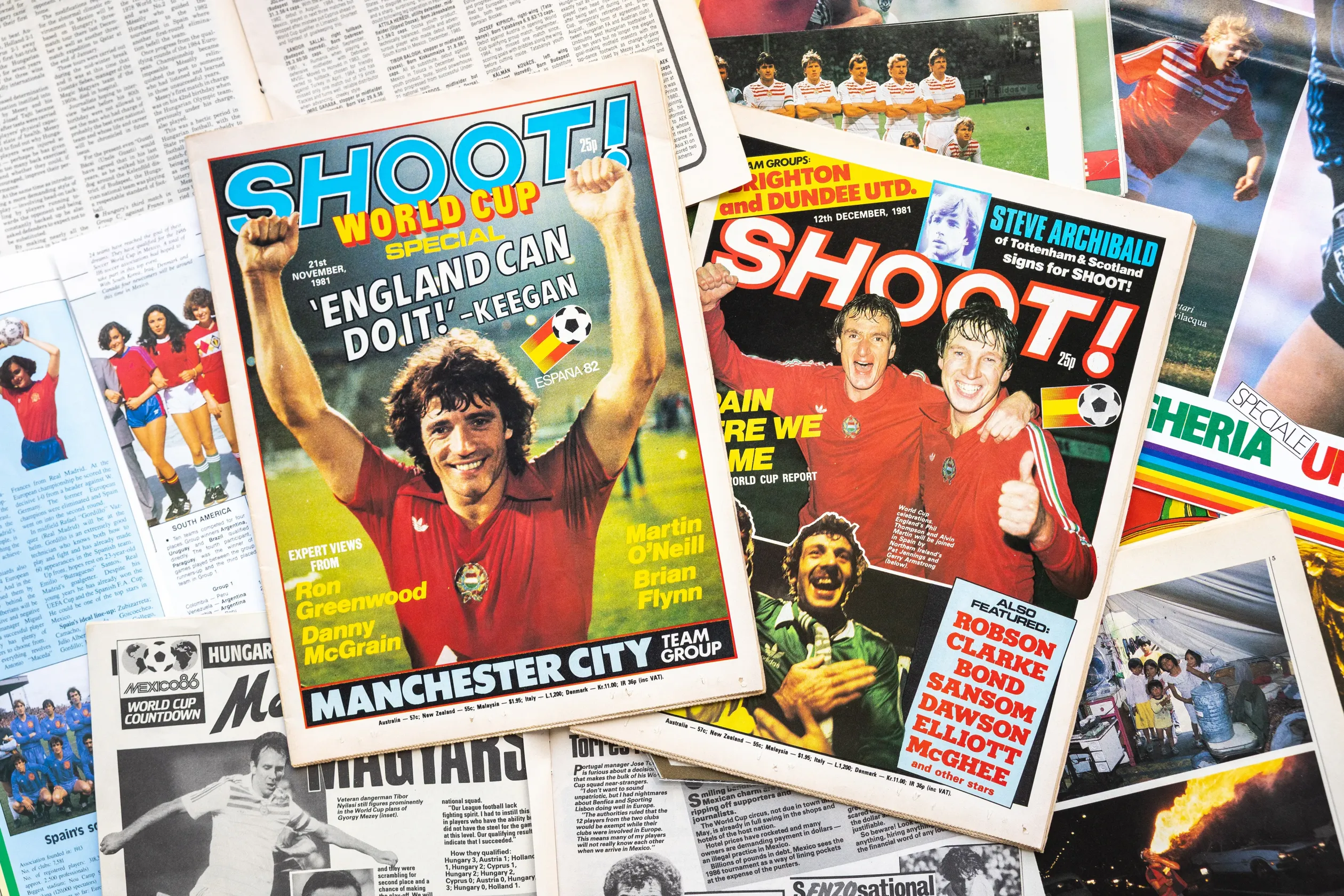 Balra Kevin Keegan, jobbra Phil Thompson és Alvin Martin a Shoot! Magazin címlapján az angol válogatott Magyarország elleni, 1981-es, júniusi (b) és novemberi (j) elleni vb-selejezői után, elcserélt magyar mezben – Forrás: Fábián Titusz gyűjteménye – Fotó: Németh Sz. Péter / Telex