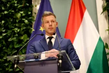Magyar Péter több miniszterrel, köztük Orbán Anitával utazik Lengyelországba és Bécsbe