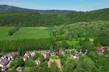 Felejtsd el az elhagyatott kulcsosházakat! Ezt kapni most a Pilis legszebb részein