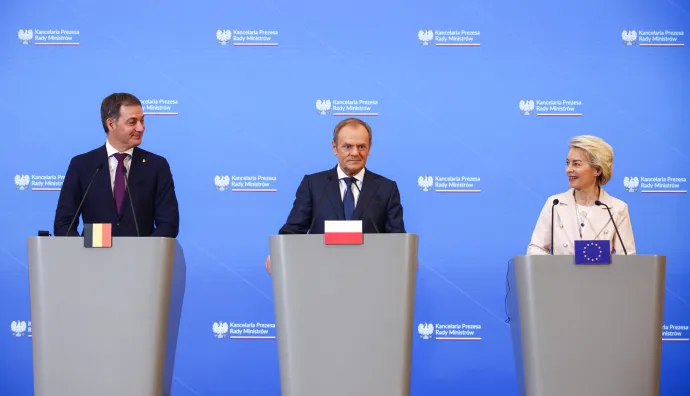Alexander De Croo, az Európai Unió soros elnökségét ellátó Belgium miniszterelnöke, Donald Tusk lengyel miniszterelnök és Ursula von der Leyen, az Európai Bizottság elnöke sajtótájékoztatót tartott Varsóban 2024. február 23-án arról, hogy hamarosan döntés születik a Lengyelországnak járó, összesen 137 milliárd euró értékű uniós eszköz lehívásának megkezdéséről – Fotó: Beata Zawrzel / NurPhoto / AFP