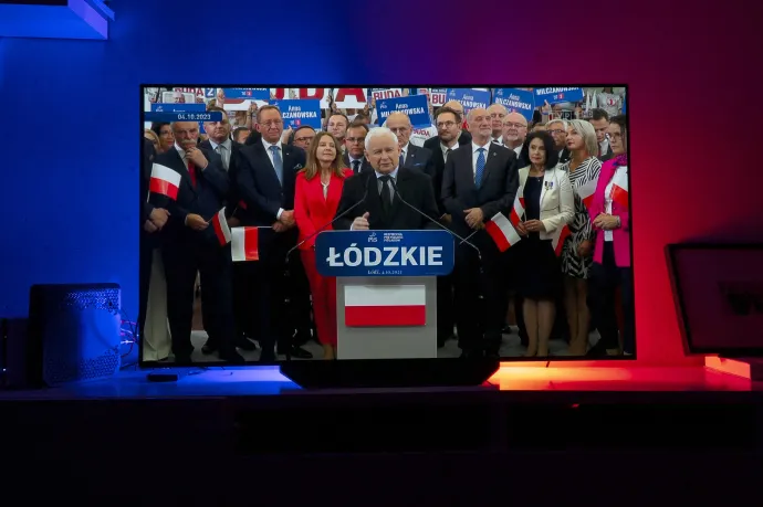 Jarosław Kaczyński a TVP állami televízió esti híradójának képernyőjén 2023. október 3-án, ahol egy kongresszuson beszédet tart – Fotó: Jaap Arriens / NurPhoto / AFP