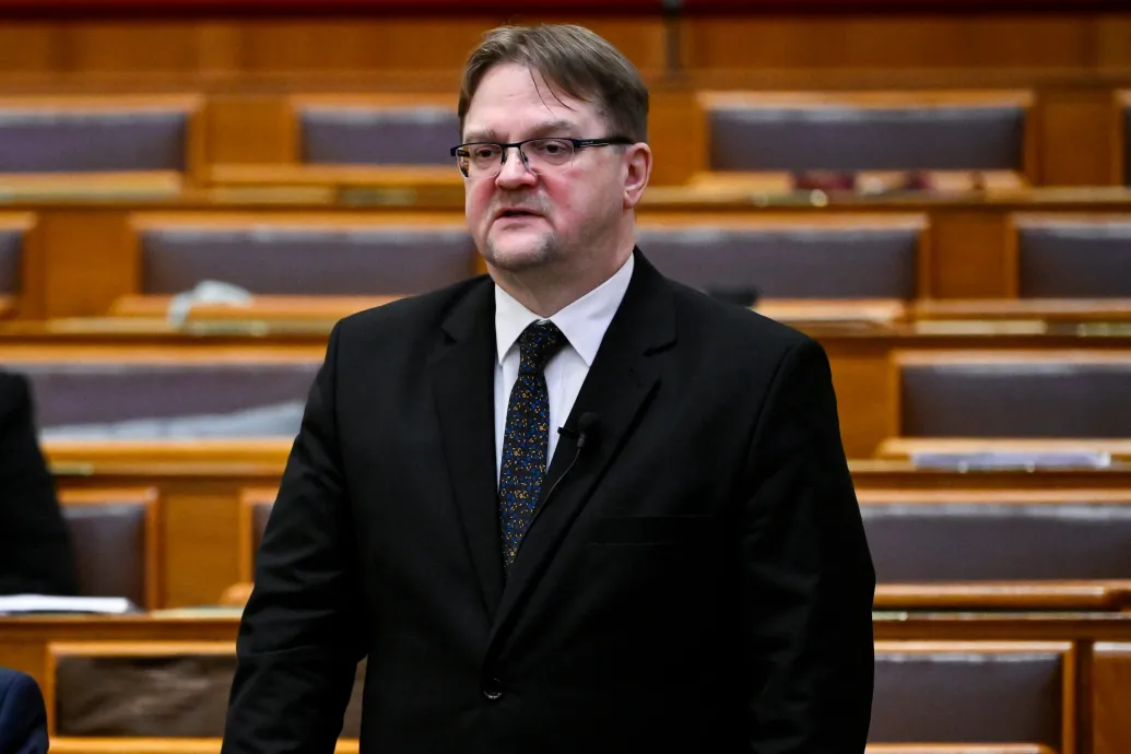 Varga Judit volt államtitkára az egyik dokumentumban elismeri, hogy nem szokványos módon született K. Endre kegyelme