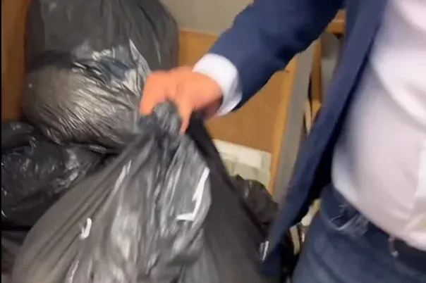 Reagált az Állami Számvevőszék arra, hogy Magyar Péter 15-20 zsák ledarált iratot talált Lázár János volt minisztériumának épületében