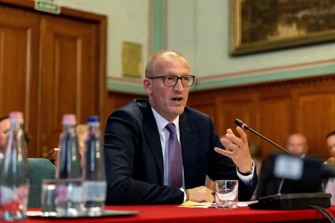 A társadalmi kapcsolatokért és kultúráért felelős miniszterjelölt Tarr Zoltán kinevezés előtti meghallgatásán az Országgyűlés Magyarországi Nemzetiségek Bizottsága ülésén az Országházban 2026. május 11-én – Fotó: Bődey János / Telex
