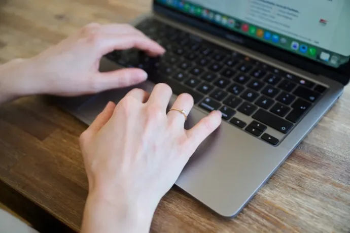 Mégsem teszik könyvelővé az alkotókat: nem lesz kötelező az e-Factura használata a szerzői jogdíjas jövedelmeknél