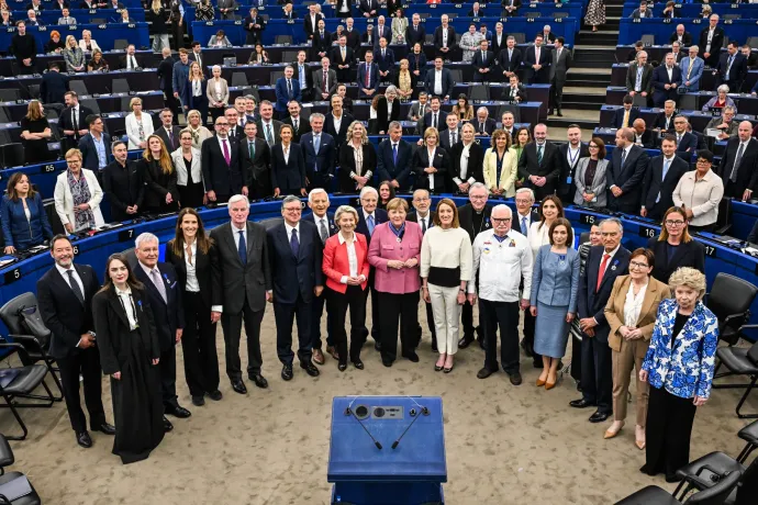 Angela Merkel és Lech Wałęsa is az elsők között kapott Európai Érdemrendet