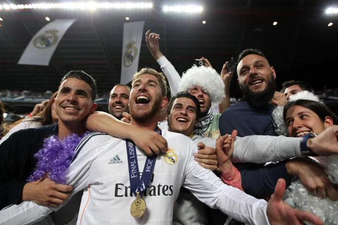 Sergio Ramos szurkolókkal ünnepel a 2014-es döntő díjátadója után – Fotó: Manuel Blondeau / AOP / DPPI / AFP