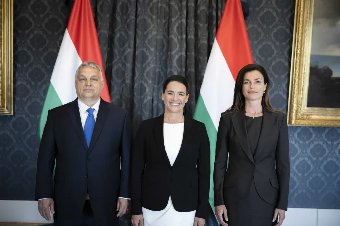 Varga Judit igazságügyi miniszter Novák Katalin köztársasági elnök és Orbán Viktor kormányfő társaságában miután átvette kinevezési okmányát a Sándor-palotában 2022. május 24-én Fotó: Fischer Zoltán / Miniszterelnöki Sajtóiroda / MTI
