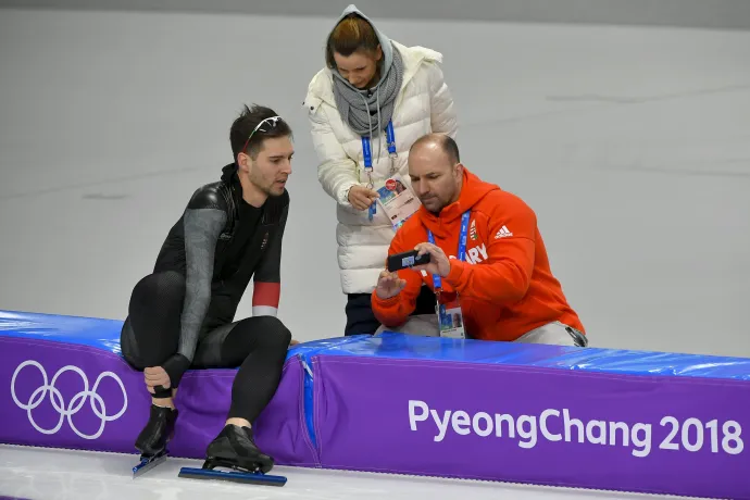 Telegdi Attila Nagy Konrád gyorskorcsolyázó edzőjeként a phjongcshangi téli olimpián 2018. február 12-én – Fotó: Czeglédi Zsolt / MTI