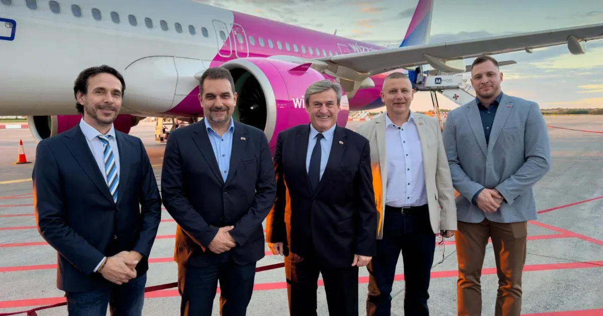 Gép madárral ütközött, késlekedett a delegáció.