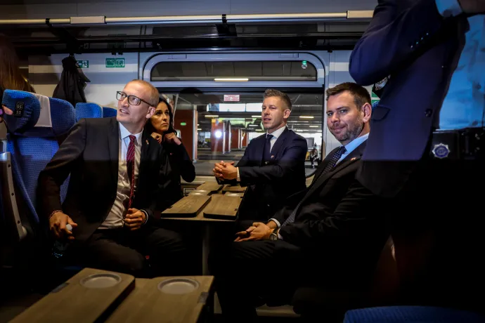 Magyar Péter, Orbán Anita, Vitézy Dávid és Tarr Zoltán a Krakkóból Varsóba tartó vonaton – Fotó: Huszti István / Telex