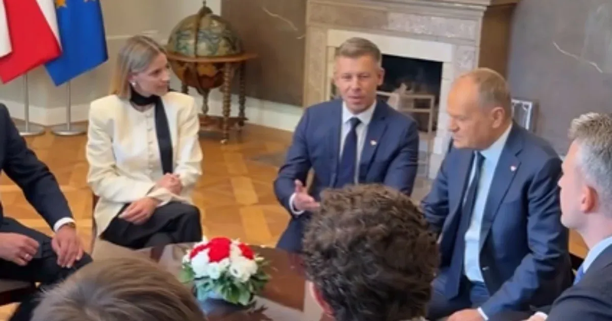 „Ați notat? 700 de localități, nu cinci mari orașe" – Tusk s-a entuziasmat auzind despre turneul lui Magyar prin țară