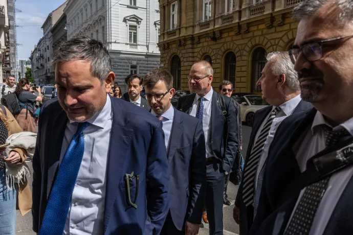Nagy Márton érkezik a kormányzati átadás-átvételre a Miniszterelnökség Kossuth téri irodaházába 2026. május 14-én. Mögötte Bóka János, Navracsics Tibor és Semjén Zsolt – Fotó: Bődey János / Telex
