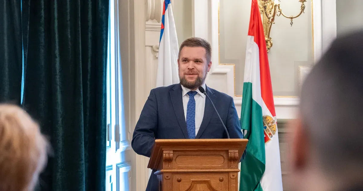 A Fidesz győri cége milliókat fizetett egy Mandiner újságírónak alig nézett videókért.